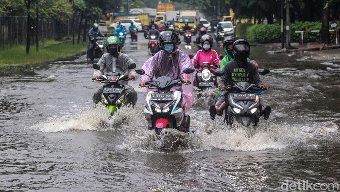 Aksi Pemotor di Cengkareng Nekat Terobos Genangan Air Hujan Sejumlah wilayah di Jakarta tergenang air hujan, salah satunya Jalan Lingkar Luar Barat, Cengkareng. Tak sedikit pemotor nekat terobos genangan di wilayah itu.