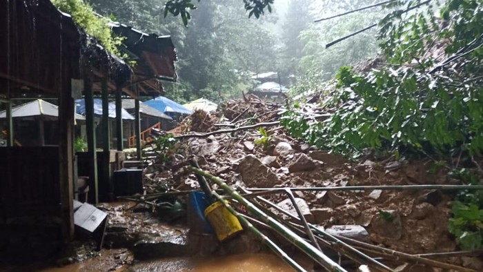 Alat berat kesulitan evakuasi material longsor di Karawang Selatan