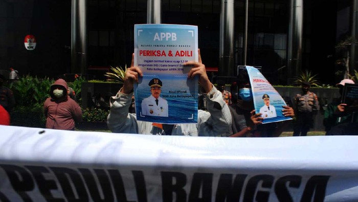 Aliansi Pemuda Penyelamat Bangsa Demo di Gedung KPK Aliansi Pemuda Penyelamat Bangsa (APPB) berdemo di depan Gedung KPK, Jakarta. Mereka meminta KPK mengusut kasus Dana Insentif Daerah (DID) Kota Balikpapan.