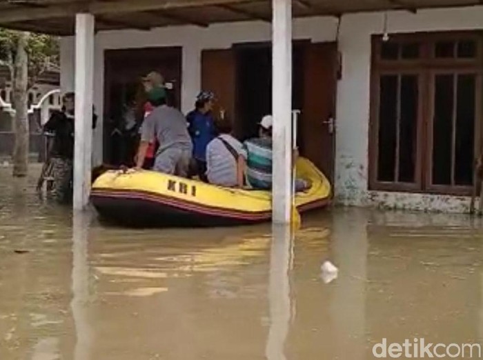 Banjir kembali melanda tiga dusun di Desa/Kecamatan Bandar Kedungmulyo, Jombang. Banjir kali ini memaksa 600 warga mengungsi ke gedung sekolah dan tanggul Sungai Brantas.