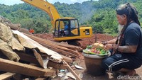 Seorang pria tua yang disapa Mbah Gimbal menaruh sesajen dan dupa di lokasi longsor Nganjuk, Jawa Timur, Selasa (16/2/2021). Sesajen dan dupa itu diakunya sebagai upaya agar lokasi longsor tetap cerah dan tidak hujan sehingga pencarian korban berjalan tanda kendala.