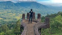 Bukit Sepancong memiliki panorama hamparan awan putih yang sejajar. Pegunungan pun menjadi latarnya.  (Dimas Yoga/dtravelers)
