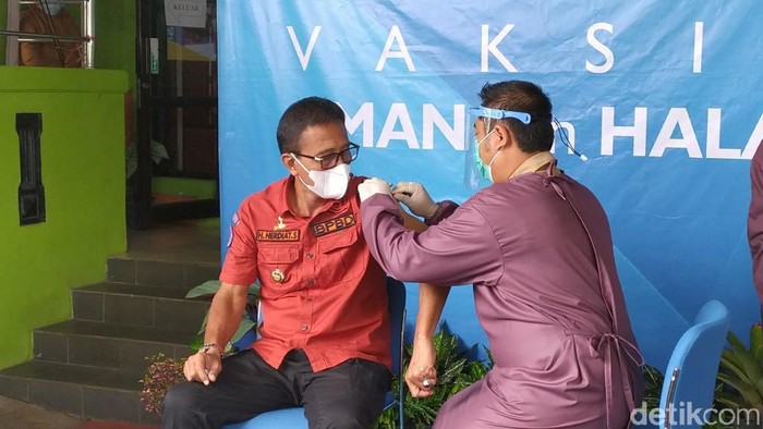 Bupati Ciamis Herdiat Sunarya akhirnya menjalani vaksinasi Corona