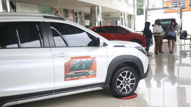 Calon pembeli melihat mobil baru di Showroom Suzuki di Kawasan Gading Serpong, Tangerang Selatan, Selasa (16/2/2021). Pemerintah memutuskan untuk memberikan insentif Pajak Penjualan Barang Mewah (PPnBM) atau pajak 0%. Insentif tersebut terbagi menjadi tiga tahap yang akan dievaluasi per tiga bulan. (CNBC Indonesia/Andrean Kristianto)