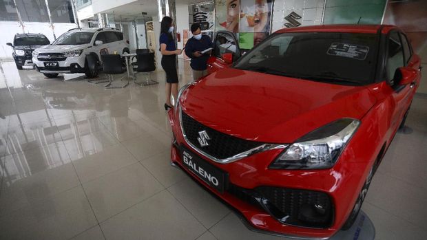 Calon pembeli melihat mobil baru di Showroom Suzuki di Kawasan Gading Serpong, Tangerang Selatan, Selasa (16/2/2021). Pemerintah memutuskan untuk memberikan insentif Pajak Penjualan Barang Mewah (PPnBM) atau pajak 0%. Insentif tersebut terbagi menjadi tiga tahap yang akan dievaluasi per tiga bulan. (CNBC Indonesia/Andrean Kristianto)