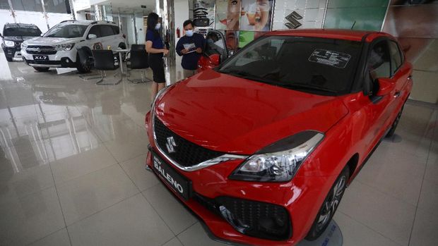 Calon pembeli melihat mobil baru di Showroom Suzuki di Kawasan Gading Serpong, Tangerang Selatan, Selasa (16/2/2021). Pemerintah memutuskan untuk memberikan insentif Pajak Penjualan Barang Mewah (PPnBM) atau pajak 0%. Insentif tersebut terbagi menjadi tiga tahap yang akan dievaluasi per tiga bulan. (վ/Andrean Kristianto)