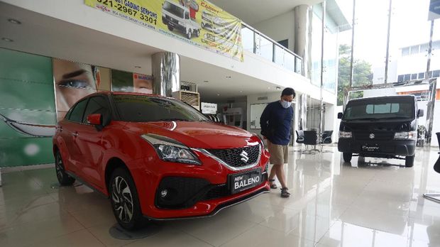 Calon pembeli melihat mobil baru di Showroom Suzuki di Kawasan Gading Serpong, Tangerang Selatan, Selasa (16/2/2021). Pemerintah memutuskan untuk memberikan insentif Pajak Penjualan Barang Mewah (PPnBM) atau pajak 0%. Insentif tersebut terbagi menjadi tiga tahap yang akan dievaluasi per tiga bulan. (CNBC Indonesia/Andrean Kristianto)