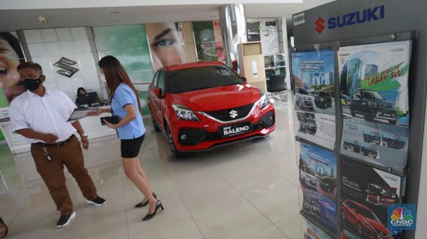 Calon pembeli melihat mobil baru di Showroom Suzuki di Kawasan Gading Serpong, Tangerang Selatan, Selasa (16/2/2021). Pemerintah memutuskan untuk memberikan insentif Pajak Penjualan Barang Mewah (PPnBM) atau pajak 0%. (CNBC Indonesia/Andrean Kristianto)