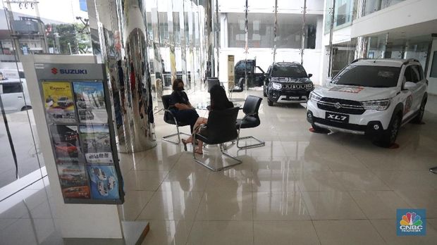 Calon pembeli melihat mobil baru di Showroom Suzuki di Kawasan Gading Serpong, Tangerang Selatan, Selasa (16/2/2021). Pemerintah memutuskan untuk memberikan insentif Pajak Penjualan Barang Mewah (PPnBM) atau pajak 0%. (վ/Andrean Kristianto)