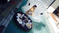 Serunya momen sarapan Bella di atas floaties berbentuk kerang mutiara. Ia juga siap menikmati menu sarapannya. Makan sarapan di kolam renang juga jadi agenda saat ia liburan. Foto: instagram @bella_lee18