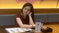 Makan di restoran Jepang jadi salah satu agenda rutinnya. Kali ini ia bersantai di restoran Jepang dan siap memesan semangkuk ramen. Wah makannya nggak bareng Roy Kiyoshi nih? Foto: instagram @bella_lee18