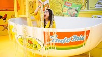 Bella juga penggemar berat mie instan. Ia pernah berpose di instalasi seni berbentuk mangkuk dengan isi mie instan. Ternyata Bella juga pernah bermimpi untuk berenang di mangkuk besar isi mie.  Foto: instagram @bella_lee18