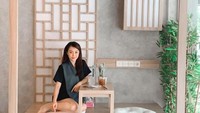 Bella yang punya badan langsing ternyata sangat doyan kulineran. Beberapa posenya ketika kulineran dipamerkan lewat instagram. Seperti ketika duduk manis di kafe ini.  Foto: instagram @bella_lee18