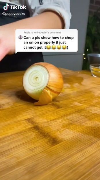 cara memotong bawang bombai ala chef profesional