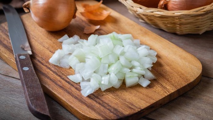 cara memotong bawang bombai ala chef profesional