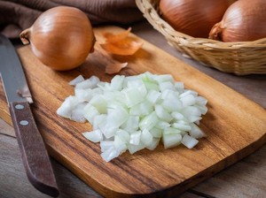 Kenapa Mata Pedih Saat Memotong Bawang? Ternyata Ini Alasannya