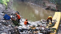 Sebanyak empak kubik sampah dibersihkan sejak pagi tadi.