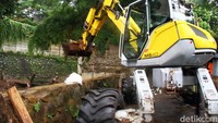 Satu unit alat berat juga diterjunkan untuk membantu proses pengangkutan sampah.