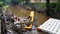 Pembersihan sampah ini untuk mencegah Kali Krukut meluap yang dapat menyebabkan banjir.