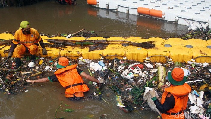 Cegah Banjir, Sampah di Kali Krukut Dibersihkan Akibat hujan deras banyak sampah yang terbawa dan menyangkut di Kali Krukut, Jakarta. Petugas pun harus kerja ekstra keras membersihkan sampah agar air tidak meluap.