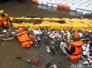Cegah Banjir, Sampah di Kali Krukut Dibersihkan