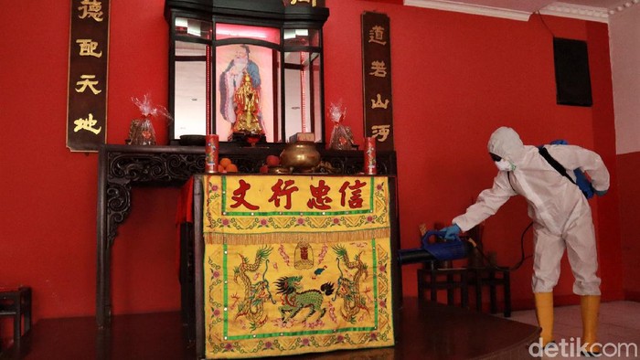 Klenteng Kong Miao di Kota Bandung disemprot disinfektan. Penyemprotan disinfektan itu dilakukan guna mengantisipasi penyebaran virus Corona.