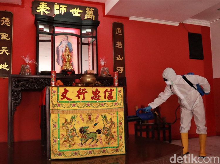 COVID-19 Masih Berbahaya, Klenteng di Bandung Disemprot Disinfektan