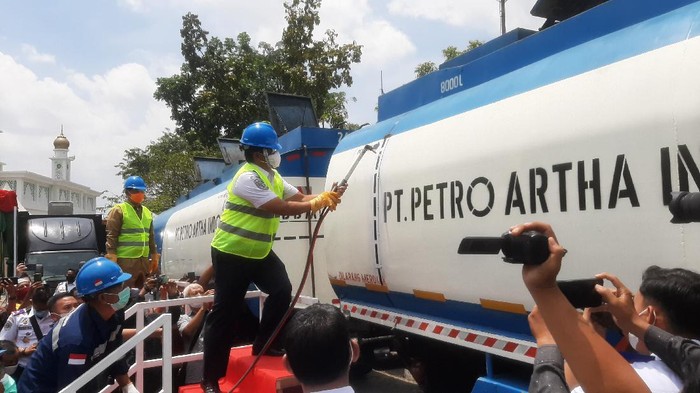 Dirjen Perhubungan Darat Kemenhub potong truk obesitas di Riau (Raja-detikcom)