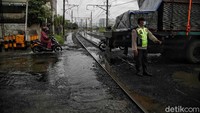 Petugas pun berpacu dengan waktu agar dapat mengevakuasi kontainer sebelum kereta datang.