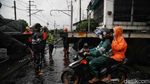Dramatis! Potret Evakuasi Kontainer yang Mogok di Rel Kereta