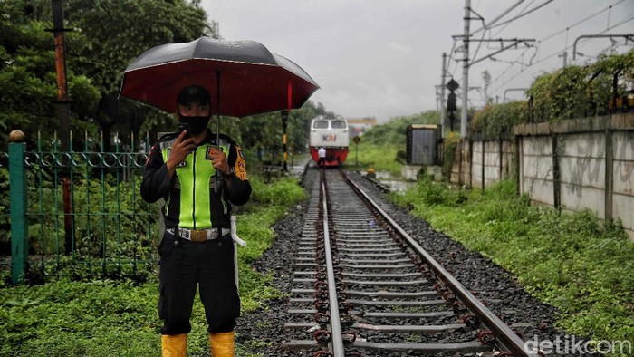 Sebuah kontainer mogok di perlintasan kereta api di Kampung Bandan, Jakarta Utara, Selasa (16/2). Beruntung kontainer berhasil dievakuasi sebelum kereta datang.