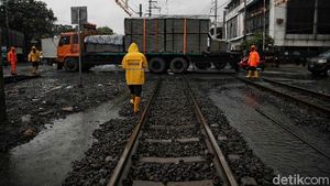 Dramatis! Potret Evakuasi Kontainer yang Mogok di Rel Kereta