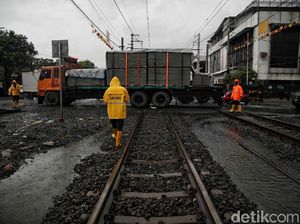 Dramatis! Potret Evakuasi Kontainer yang Mogok di Rel Kereta