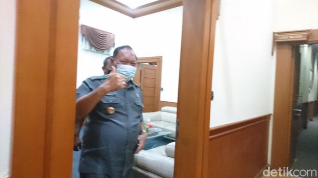 Edi Ariadi mulai mengosongkan ruang kerjanya usai tak menjabat Walkot Cilegon (Iqbal/detikcom)