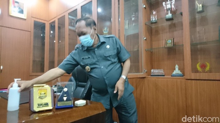 Edi Ariadi mulai mengosongkan ruang kerjanya usai tak menjabat Walkot Cilegon (Iqbal/detikcom)
