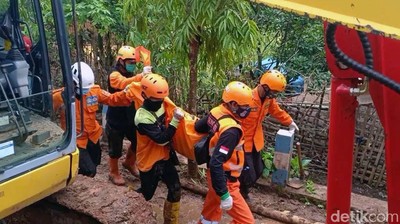 Evakuasi Dua Korban Longsor Nganjuk yang Berhasil Ditemukan