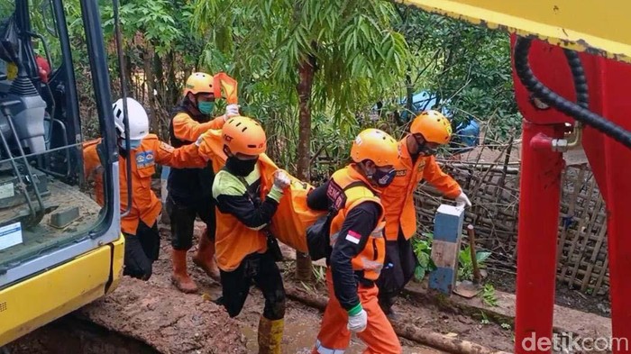Pencarian korban longsor di Nganjuk, Jawa Timur, terus dilakukan. Hari ini dua korban kembali ditemukan.