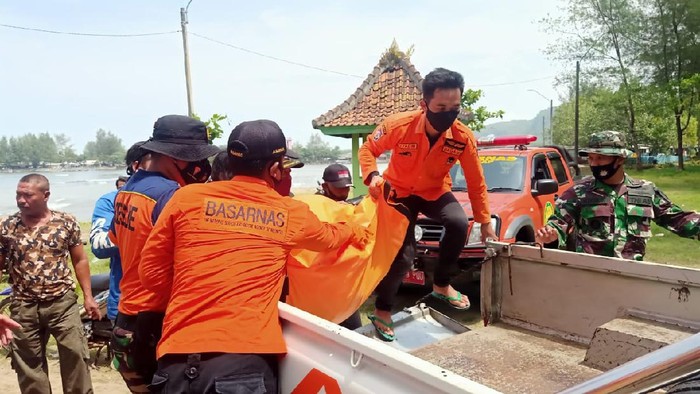 Evakuasi jenazah bocah 12 tahun yang terpeleset saat berjalan di pemecah ombak Pantai Cilacap, Selasa(16/2/2021)