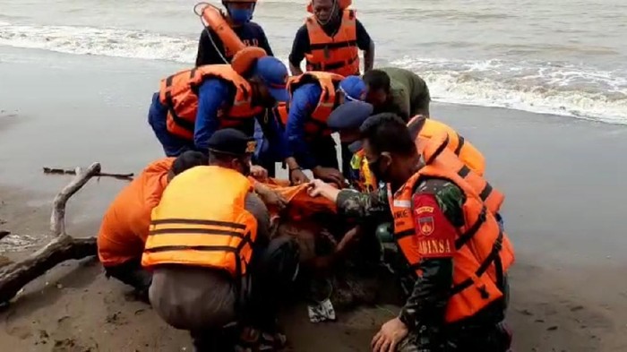 Evakuasi jenazah korban hanyut di Muaraota Pekalongan