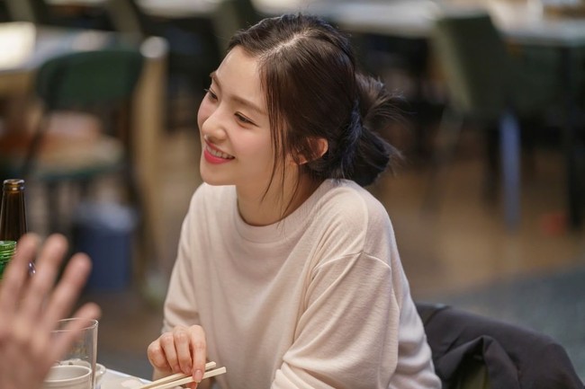Irene Red Velvet memulai debut aktingnya di kancah layar lebar. Tahun ini, dia dipasangkan dengan Shin Seung Ho dalam film Double Patty. Visual grup Red Velvet itu berperan sebagai pekerja paruh waktu yang mengejar impian menjadi pembawa berita. Foto: dok. KT Hitel