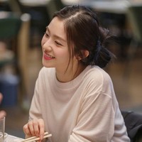 Irene Red Velvet memulai debut aktingnya di kancah layar lebar. Tahun ini, dia dipasangkan dengan Shin Seung Ho dalam film Double Patty. Visual grup Red Velvet itu berperan sebagai pekerja paruh waktu yang mengejar impian menjadi pembawa berita. Foto: dok. KT Hitel