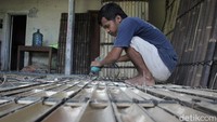 Seorang perajin tengah membuat kerajinan panel bambu di industri rumah kerajinan panel bambu Surya Bamboo, Kretek, Bantul, Yogyakarta.