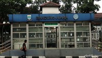 Beragam coretan, menggunakan cat semprot mengotori tembok di fasilitas umum tersebut.