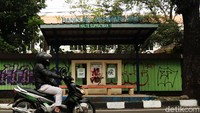  Tak hanya itu, seperti halte di Jalan Supratman kondisi halte tersebut kotor dan bau pesing. 