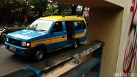 Hal tersebut, membuat warga tidak nyaman. Sehingga, warga yang hendak menaiki angkutan umum lebih memilih berdiri dibandingkan duduk di halte tersebut.
