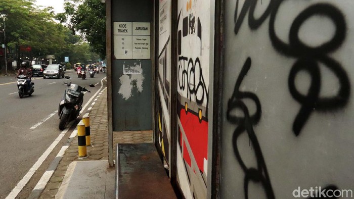 Halte di Kota Bandung Jadi Sasaran Vandalisme Fasilitas umum di Kota Bandung, Jawa Barat menjadi sasaran aksi vandalisme. Seperti halte yang ada di Jalan Supratman dan Jalan Surapati, Kota Bandung, ini.