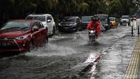 Meski tergenang, jalan ini masih dapat dilalui.