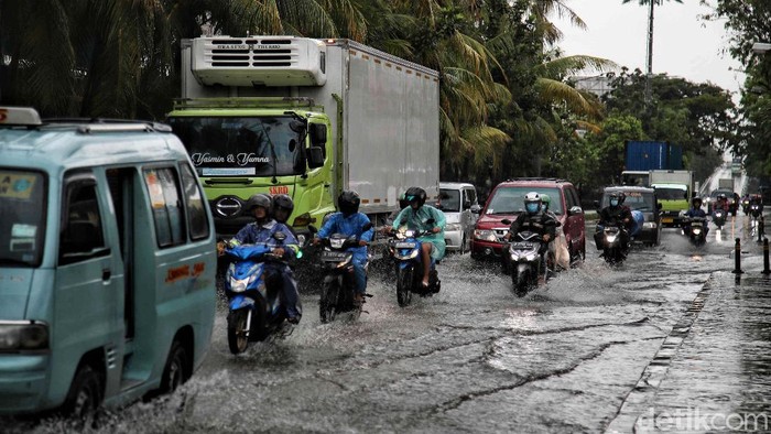 Hujan deras yang mengguyur Jakarta pagi ini membuat sejumlah jalan tergenang. Seperti terlihat di Jalan Martadinata, Jakarta Utara, Selasa (16/2).