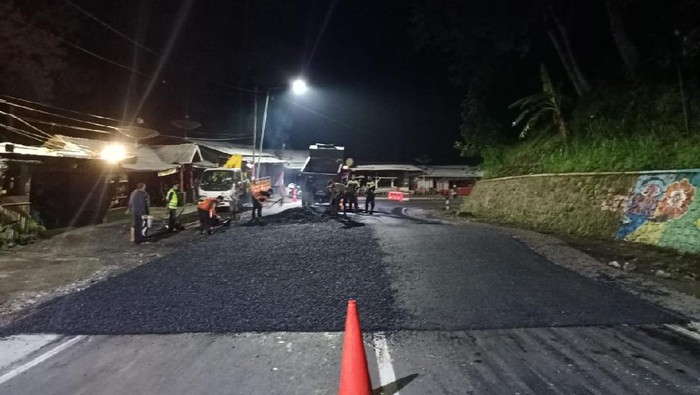 Jalan di Kawasan Wisata Payung Kota Batu mengalami keretakan dan penurunan dari permukaan tanah. Keretakan di Jalan Brigjen Moh Manan itu kini sudah diperbaiki.