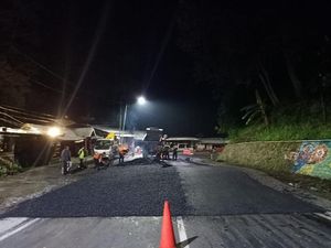 Jalan Retak di Kawasan Wisata Payung Kota Batu Kini Diaspal